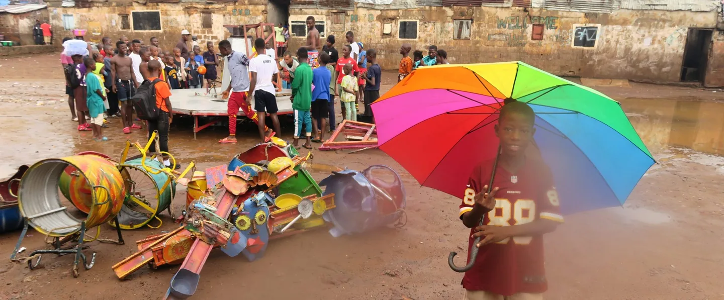Jóvenes y juegos creados en uno de los proyectos de cooperación en Sierra Leona