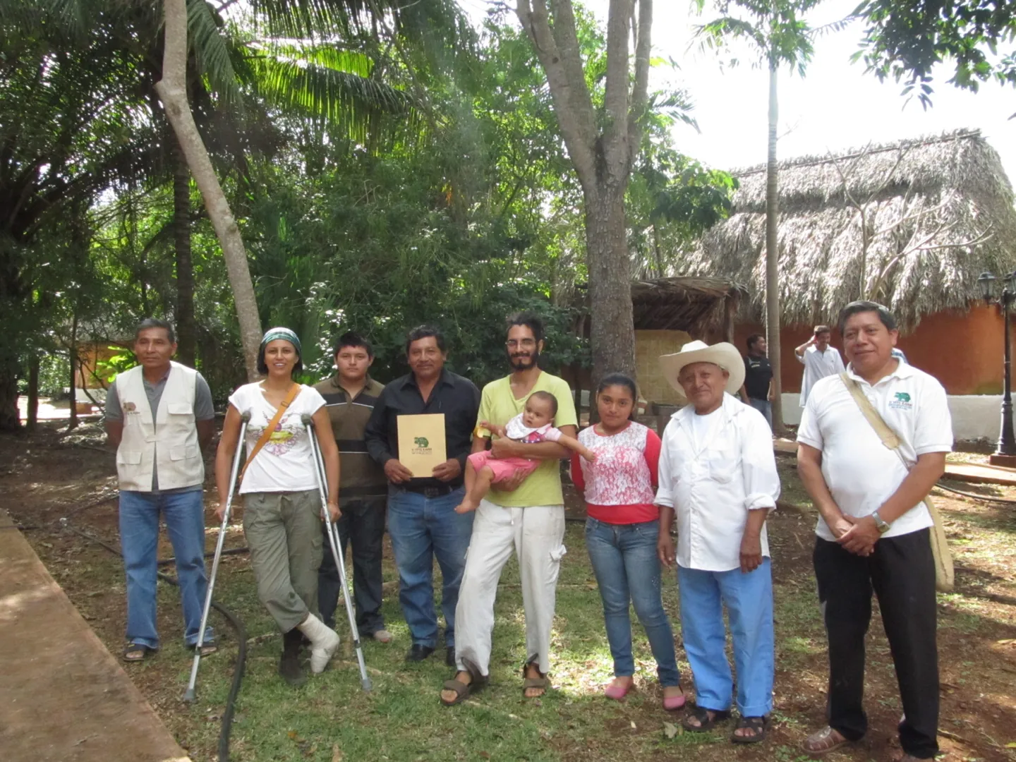 Grupo de personas reunido en el entorno de la reserva.