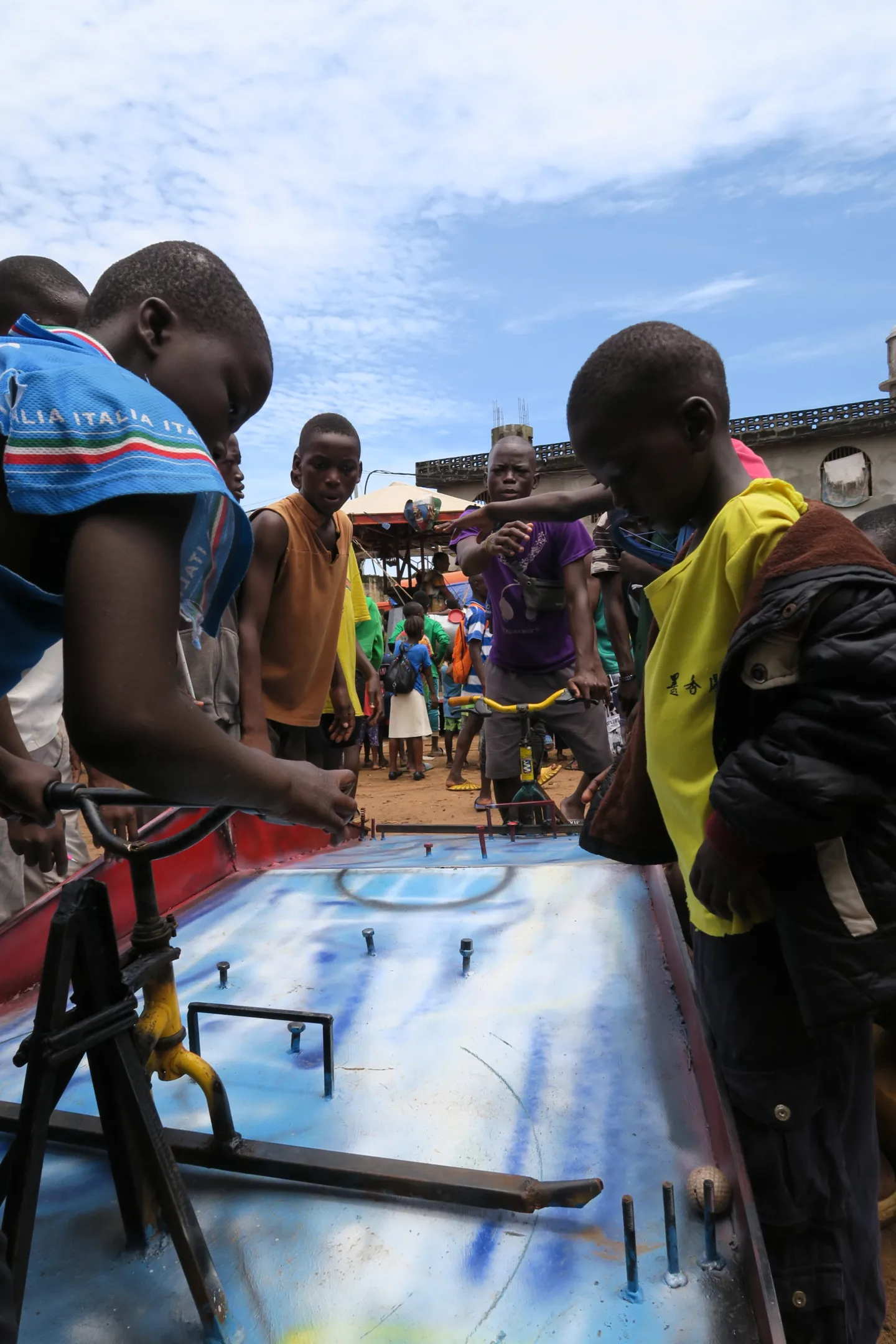 Jóvenes trabajando en el taller de soldadura en Sierra Leona