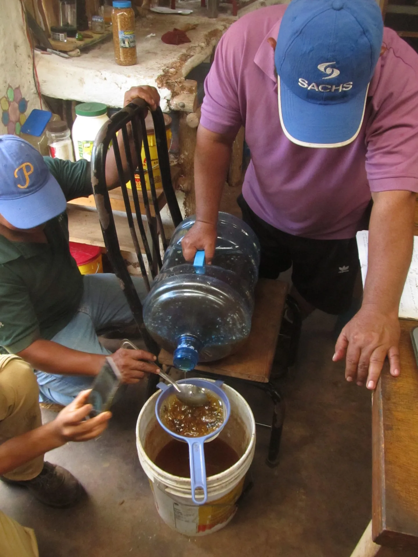 Trabajo con un recipiente y materiales del proyecto.