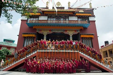Comunidad reunida ante la fachada del centro Sakya.
