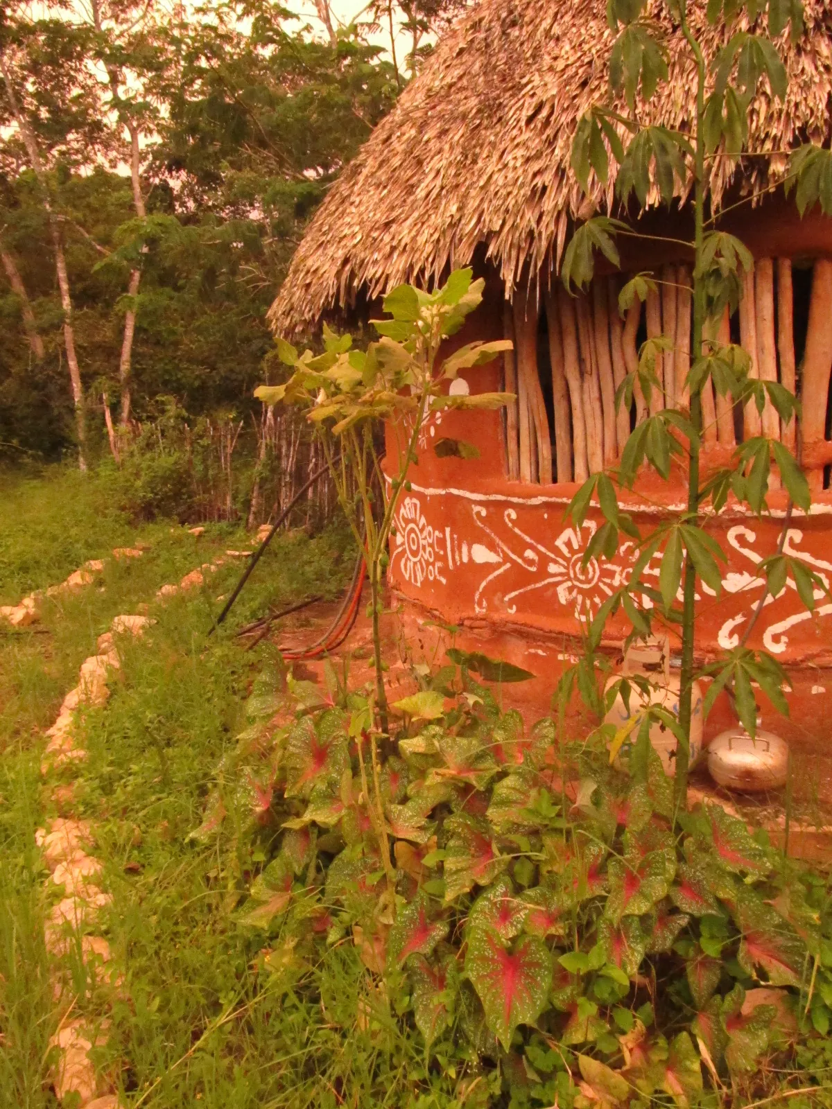 Detalle de una construcción tradicional entre la vegetación.