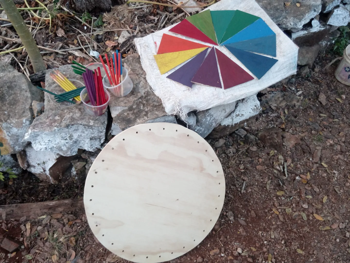 Objetos y materiales de colores usados en una actividad al aire libre.