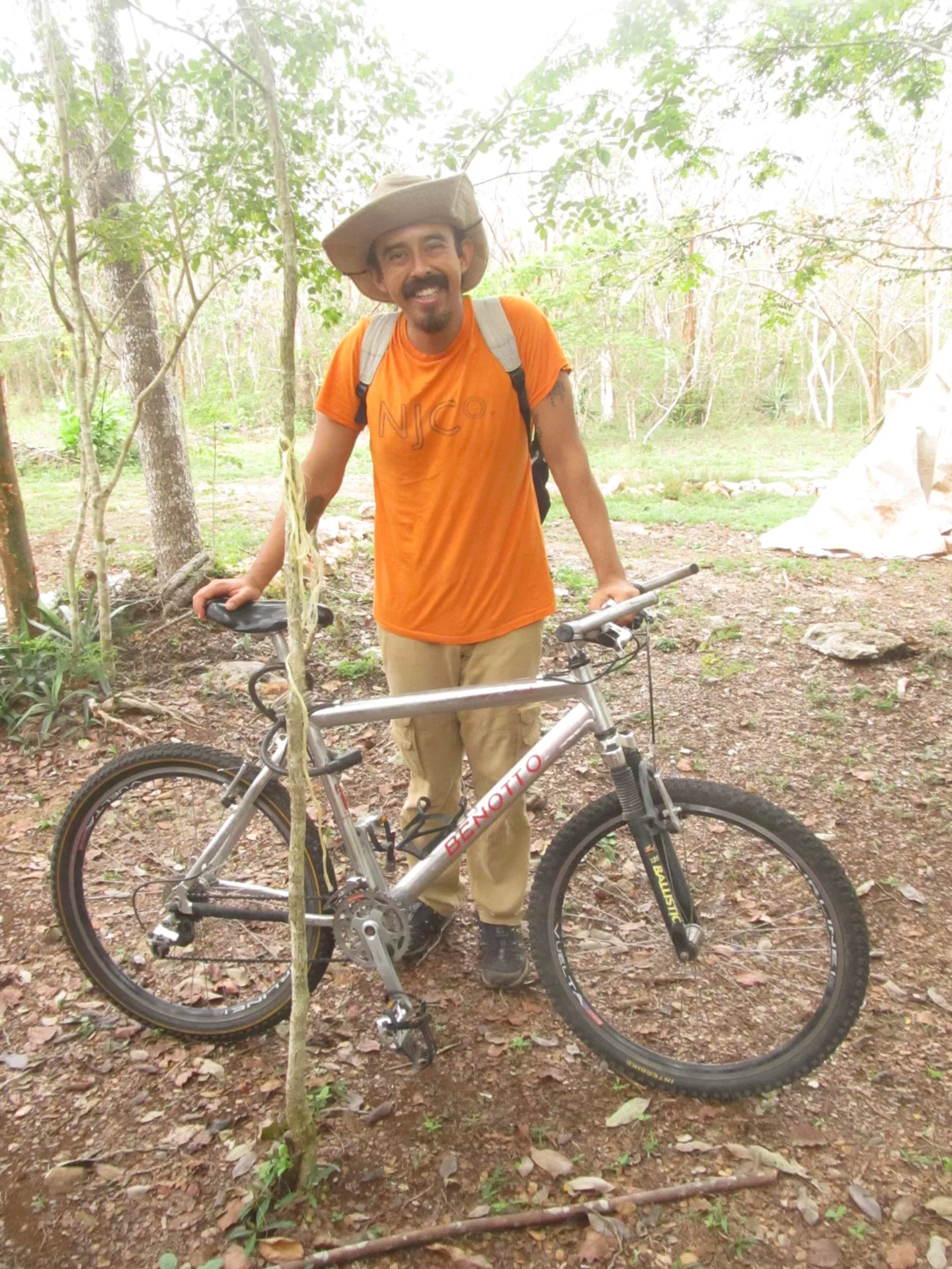 Una persona con una bicicleta en un camino de la reserva.